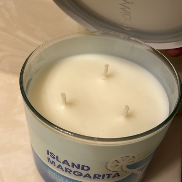 Bath & Body Works Island Margarita Candle - Picture 2 of 3